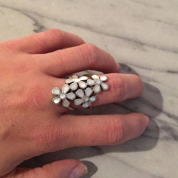 Sterling silver flower ring - Picture 1 of 3